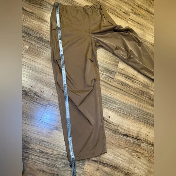 Aritzia - Emerson Pant Slick Matte Twill Mid-rise Parachute Pants - Picture 14 of 14